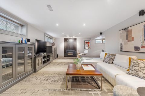 Photo 31 at 31 Ashwood Crescent, Rosethorn, Toronto