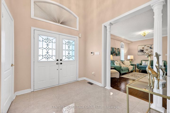 Photo 2 at 2 Adam Ernst Court, Vellore Village, Vaughan