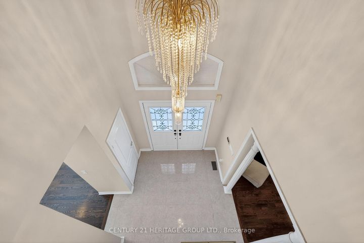 Photo 3 at 2 Adam Ernst Court, Vellore Village, Vaughan