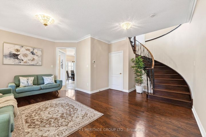 Photo 5 at 2 Adam Ernst Court, Vellore Village, Vaughan