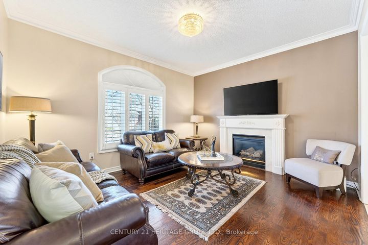 Photo 6 at 2 Adam Ernst Court, Vellore Village, Vaughan