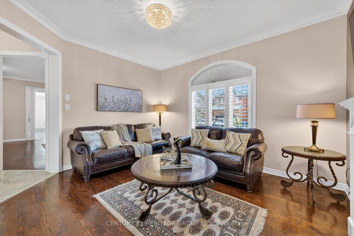 Photo 7 at 2 Adam Ernst Court, Vellore Village, Vaughan