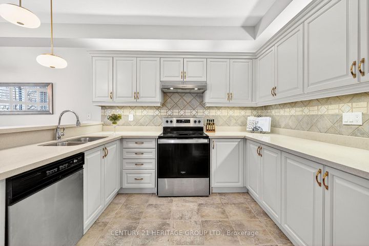 Photo 10 at 2 Adam Ernst Court, Vellore Village, Vaughan