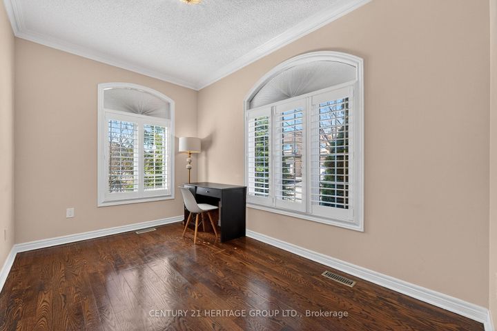 Photo 12 at 2 Adam Ernst Court, Vellore Village, Vaughan