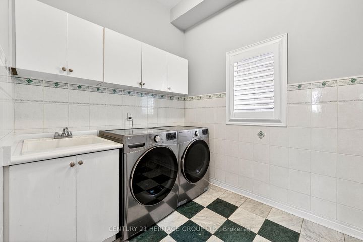 Photo 15 at 2 Adam Ernst Court, Vellore Village, Vaughan