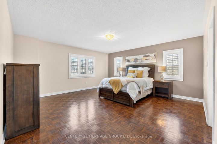 Photo 18 at 2 Adam Ernst Court, Vellore Village, Vaughan