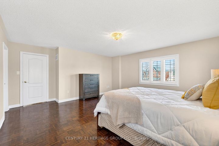 Photo 19 at 2 Adam Ernst Court, Vellore Village, Vaughan