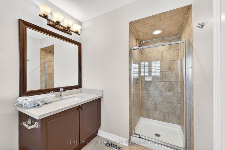 Photo 20 at 2 Adam Ernst Court, Vellore Village, Vaughan