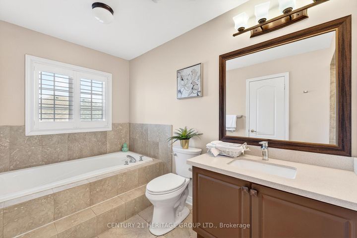 Photo 21 at 2 Adam Ernst Court, Vellore Village, Vaughan