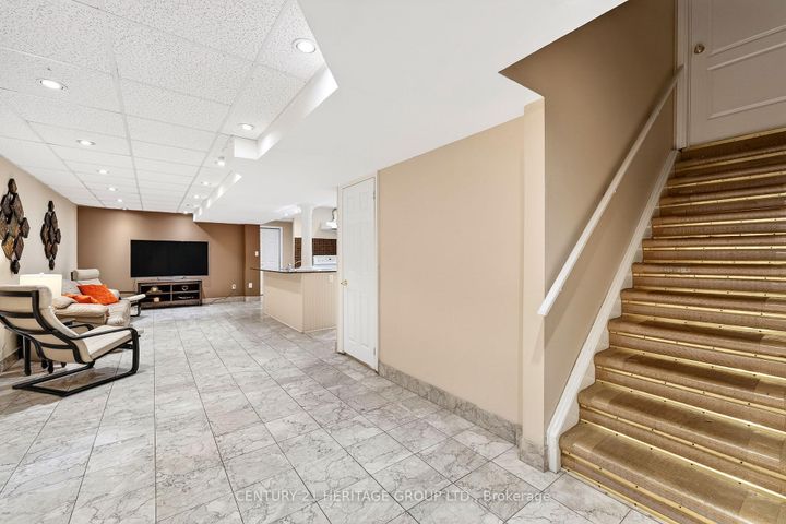 Photo 31 at 2 Adam Ernst Court, Vellore Village, Vaughan