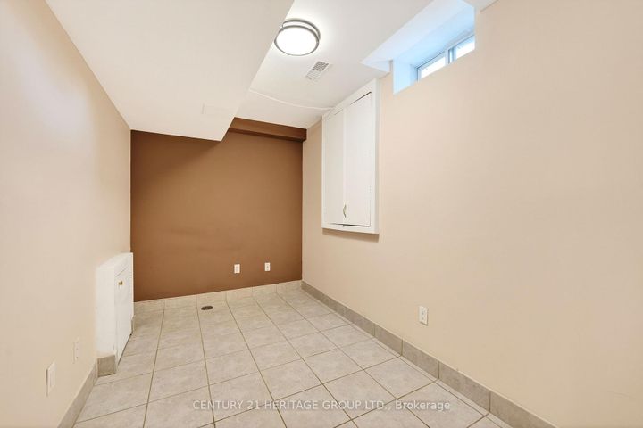 Photo 37 at 2 Adam Ernst Court, Vellore Village, Vaughan