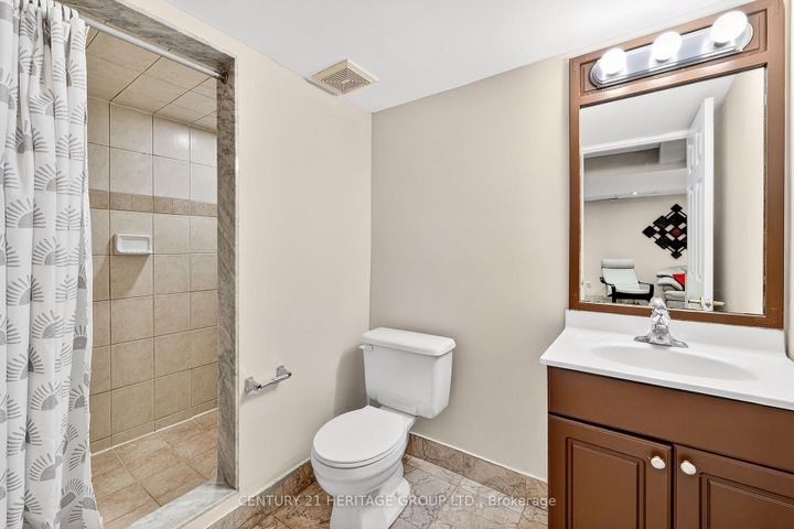 Photo 38 at 2 Adam Ernst Court, Vellore Village, Vaughan