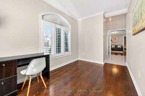 Photo 13 at 2 Adam Ernst Court, Vellore Village, Vaughan