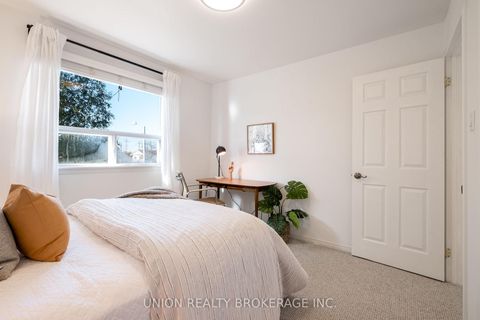 Photo 25 at 85 La Peer Boulevard, L'Amoreaux, Toronto