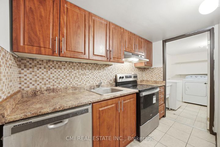 Photo 12 at 14 Gulfbrook Circle, Wellington, Brampton