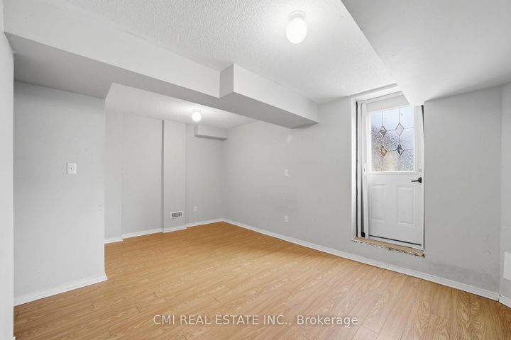 Photo 34 at 14 Gulfbrook Circle, Wellington, Brampton