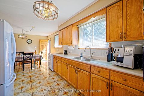 Photo 4 at 3350 Lehigh Crescent W, Malton, Mississauga