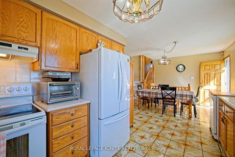 Photo 5 at 3350 Lehigh Crescent W, Malton, Mississauga