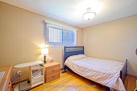 Photo 11 at 3350 Lehigh Crescent W, Malton, Mississauga