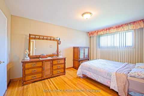 Photo 14 at 3350 Lehigh Crescent W, Malton, Mississauga