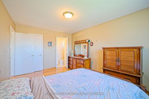 Photo 15 at 3350 Lehigh Crescent W, Malton, Mississauga