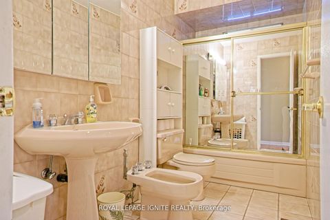 Photo 17 at 3350 Lehigh Crescent W, Malton, Mississauga