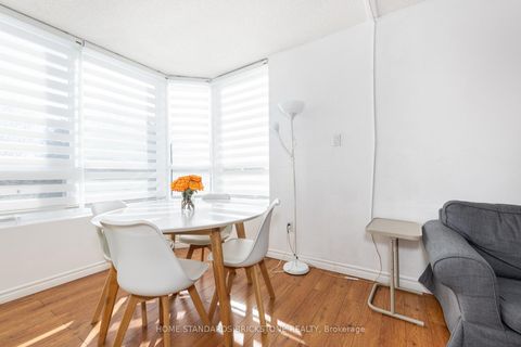 Photo 3 at 205 - 7601 Bathurst Street W, Yorkhill, Vaughan