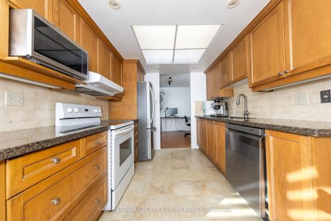 Photo 7 at 205 - 7601 Bathurst Street W, Yorkhill, Vaughan