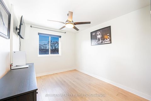 Photo 13 at 88 - 2001 Bonnymede Drive, Clarkson, Mississauga