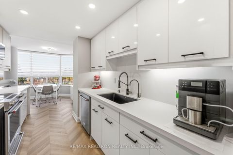 Photo 10 at 312 - 11 Townsgate Drive, Yorkhill, Vaughan