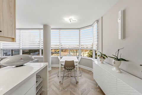 Photo 13 at 312 - 11 Townsgate Drive, Yorkhill, Vaughan