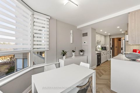 Photo 15 at 312 - 11 Townsgate Drive, Yorkhill, Vaughan