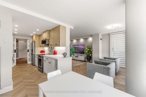 Photo 16 at 312 - 11 Townsgate Drive, Yorkhill, Vaughan