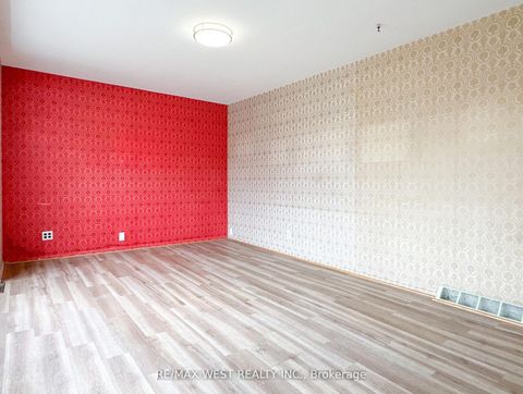 Photo 2 at 32 Broadleaf Road, Don Mills, Toronto