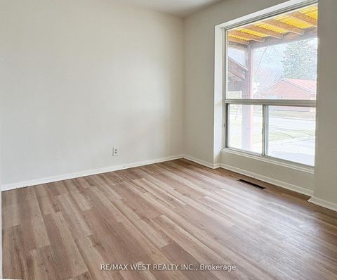 Photo 3 at 32 Broadleaf Road, Don Mills, Toronto