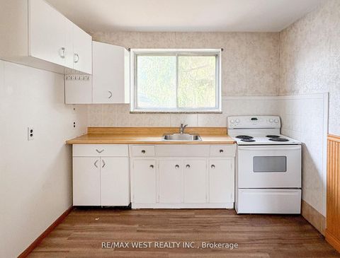 Photo 4 at 32 Broadleaf Road, Don Mills, Toronto