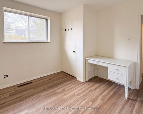 Photo 6 at 32 Broadleaf Road, Don Mills, Toronto
