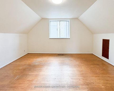 Photo 9 at 32 Broadleaf Road, Don Mills, Toronto