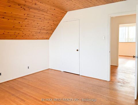 Photo 11 at 32 Broadleaf Road, Don Mills, Toronto