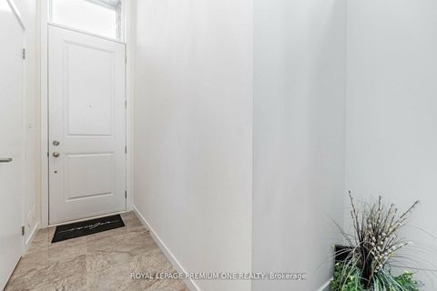 Photo 3 at 2 Seacoasts Circle, Maple, Vaughan