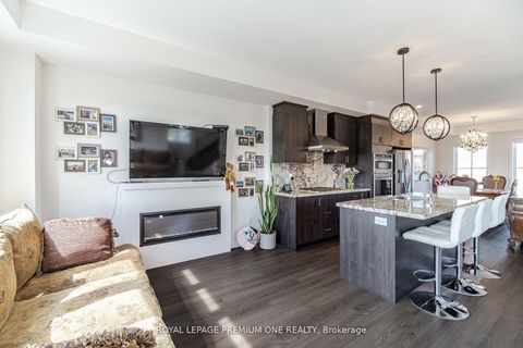 Photo 7 at 2 Seacoasts Circle, Maple, Vaughan