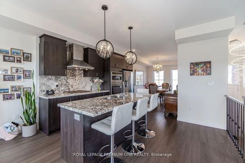 Photo 9 at 2 Seacoasts Circle, Maple, Vaughan