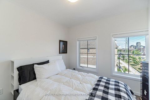 Photo 31 at 2 Seacoasts Circle, Maple, Vaughan