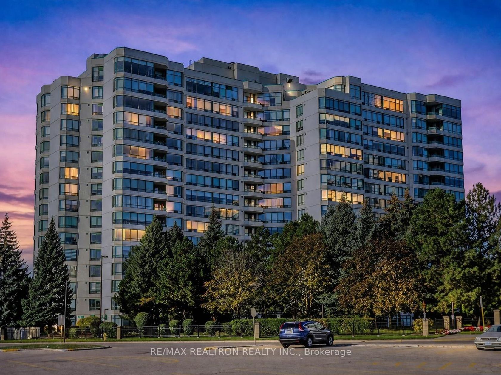 808 - 110 Promenade Circle, Brownridge, Vaughan by Loree Meneguzzi Real Estate 808 - 110 Promenade Circle, Brownridge, Vaughan