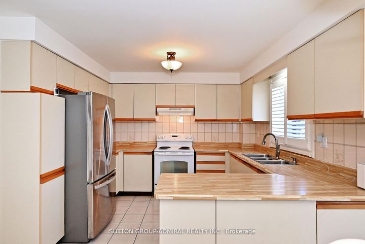 Photo 13 at 45 Royal Garden Boulevard, East Woodbridge, Vaughan