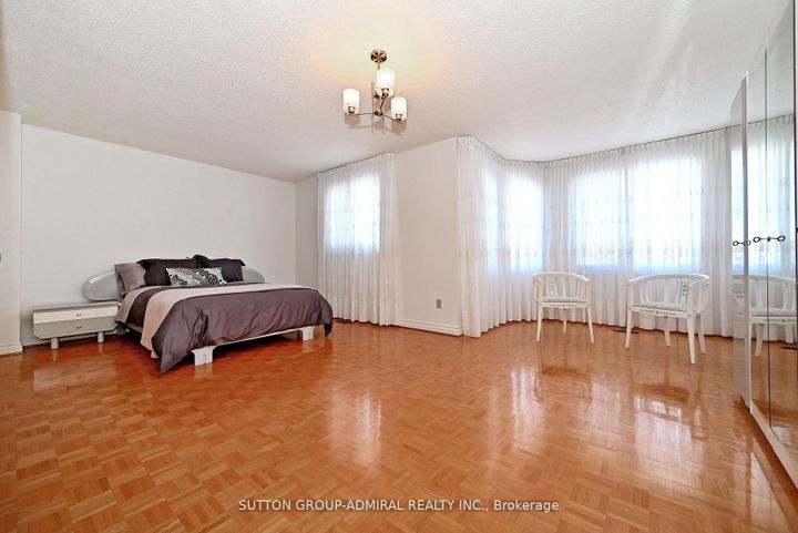 Photo 32 at 45 Royal Garden Boulevard, East Woodbridge, Vaughan