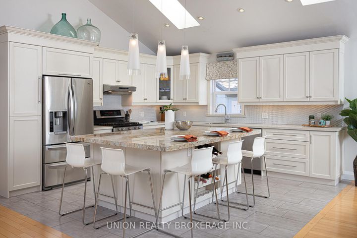 Photo 5 at 2 Hilo Road, Long Branch, Toronto