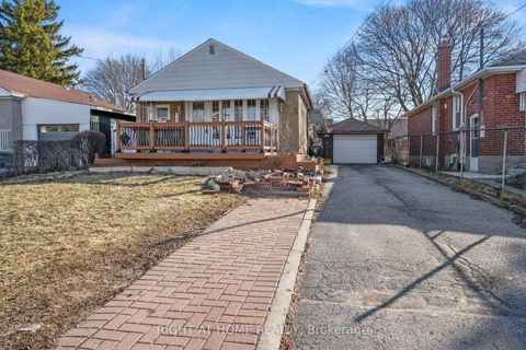 Photo 2 at 5 Hollingworth Drive, Dorset Park, Toronto