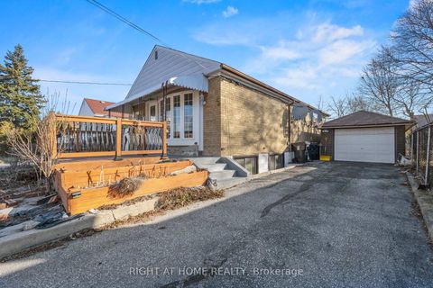 Photo 3 at 5 Hollingworth Drive, Dorset Park, Toronto
