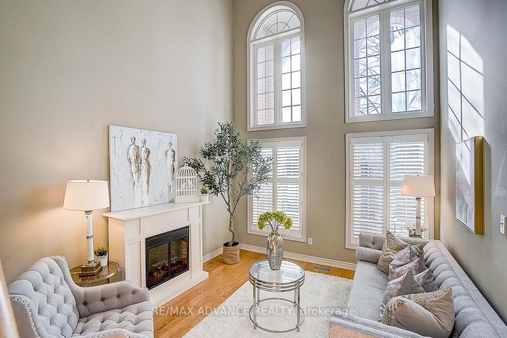 Photo 7 at 16 St Etienne Drive, Vellore Village, Vaughan